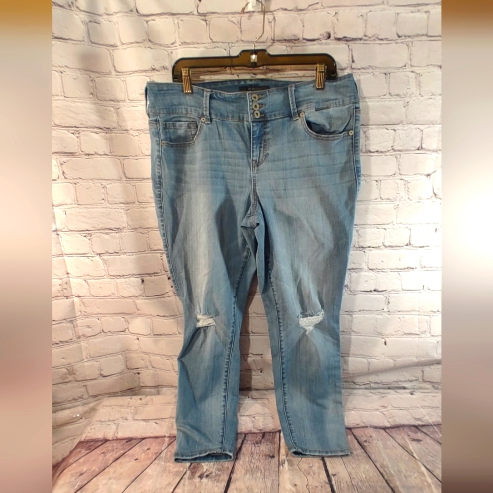 Torrid Premium Jegging Busted Knees Jeans 18